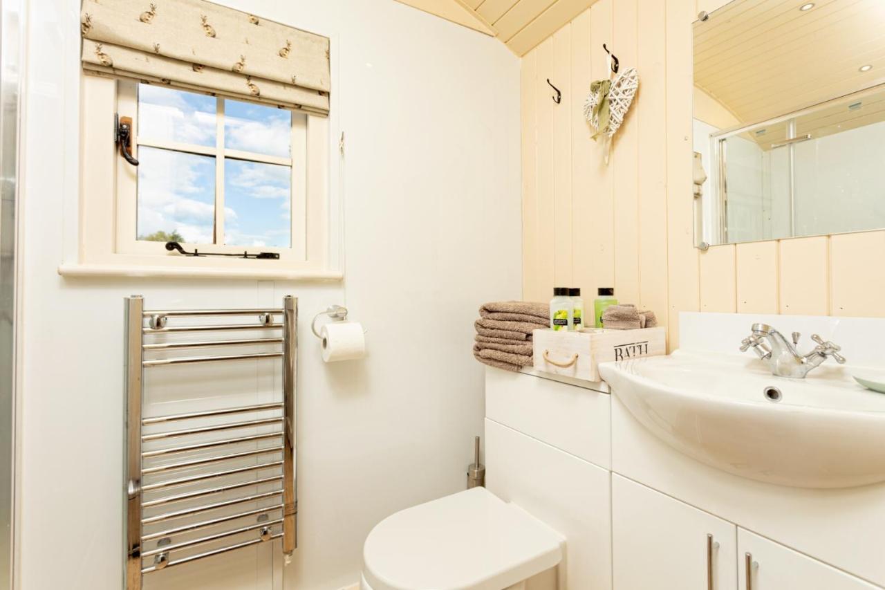 Romantic Secluded Shepherd Hut Hares Rest Southwick (Wiltshire) Exterior foto