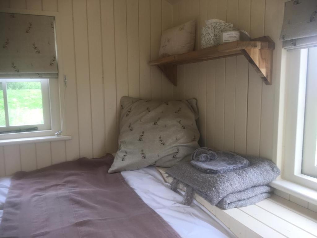 Romantic Secluded Shepherd Hut Hares Rest Southwick (Wiltshire) Exterior foto